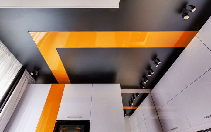 Черно-оранжевый потолок