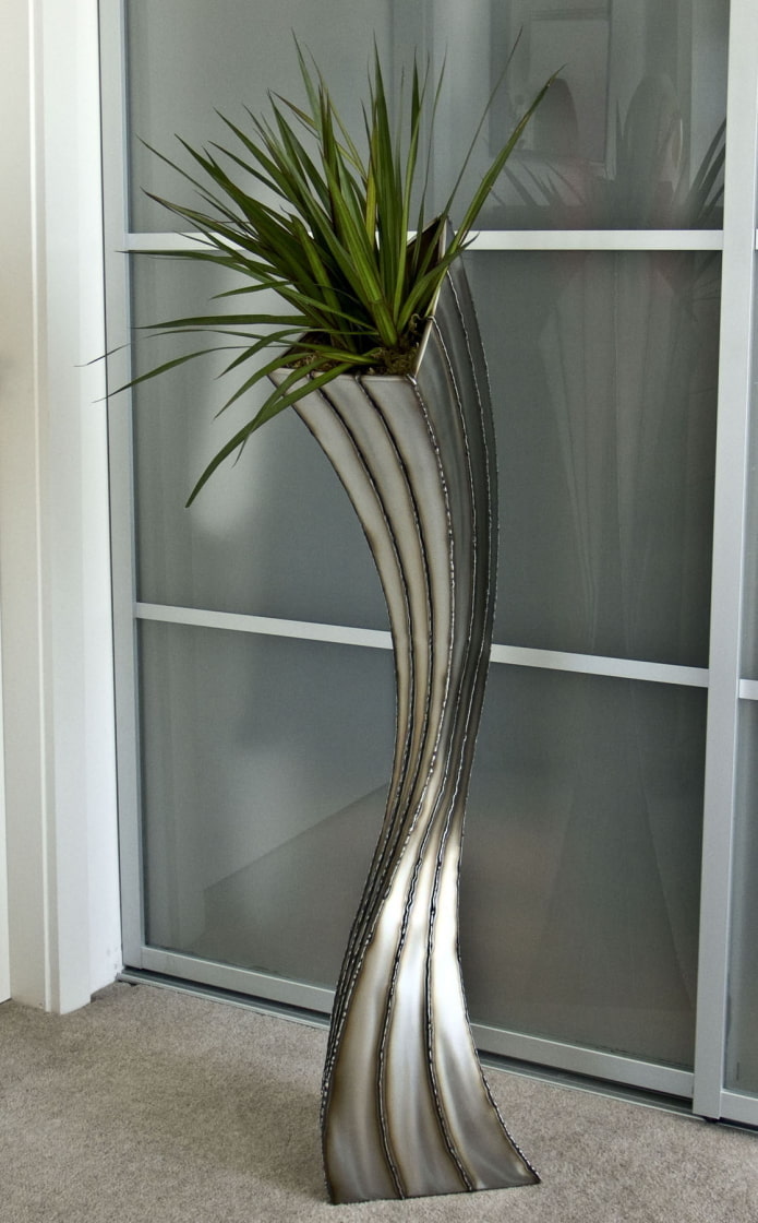 металлическая ваза необычной формы
