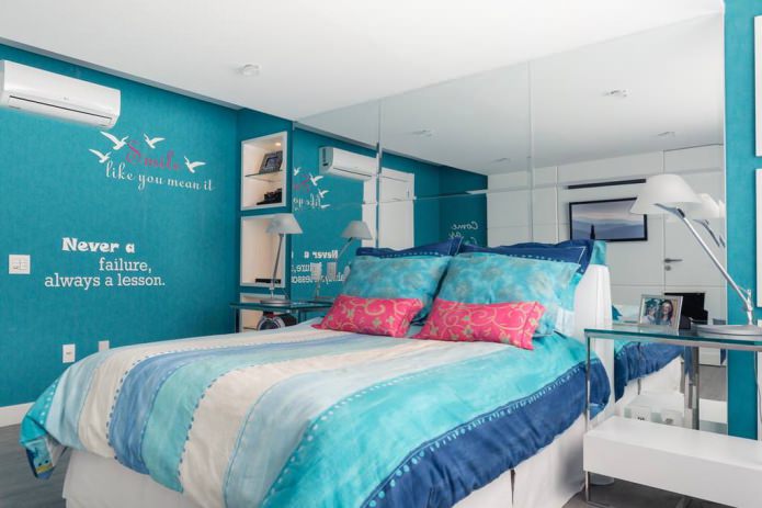 дизайн спальни в бирюзовых тонах с розовыми подушками