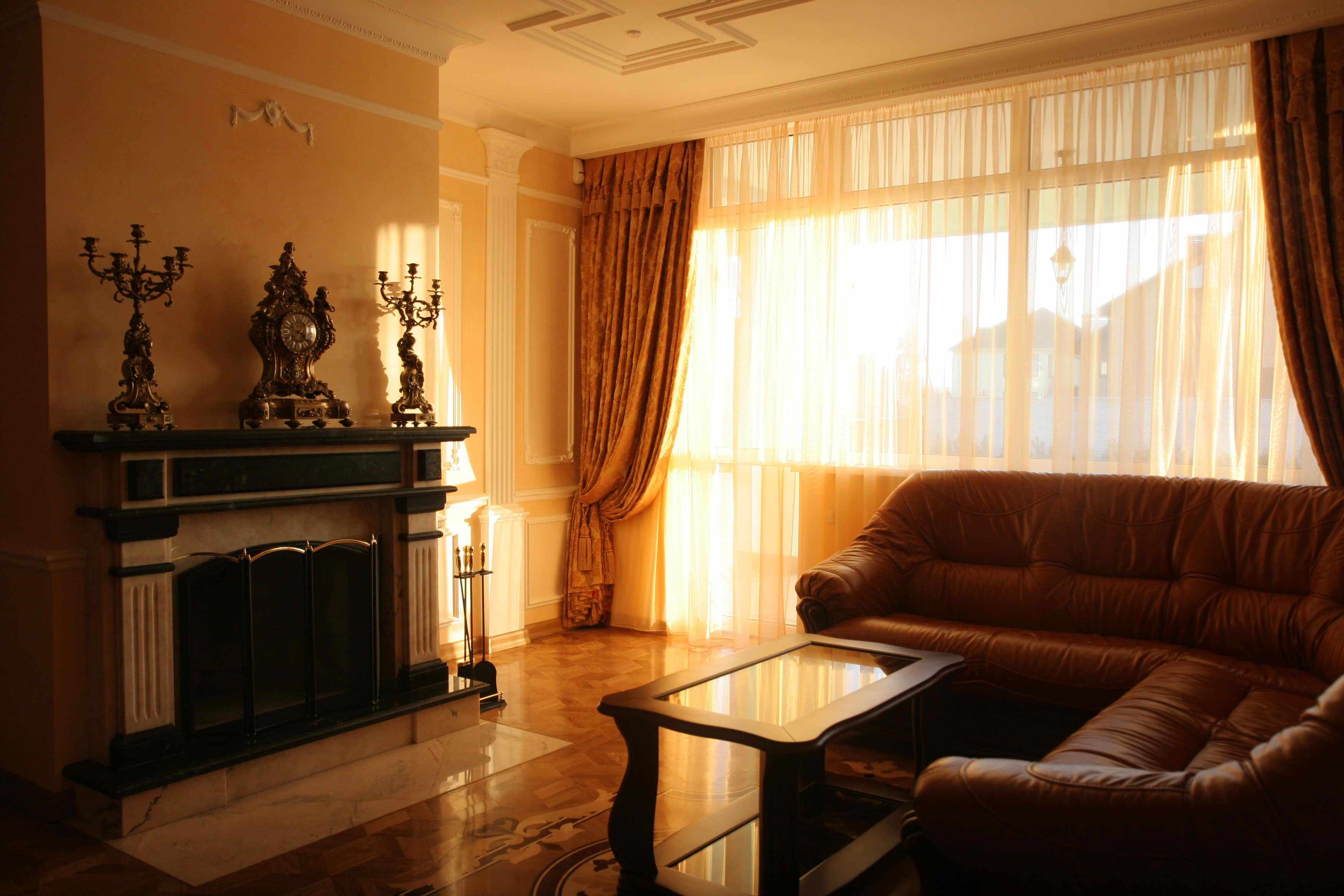 пример использования светлого интерьера гостиной комнаты с камином