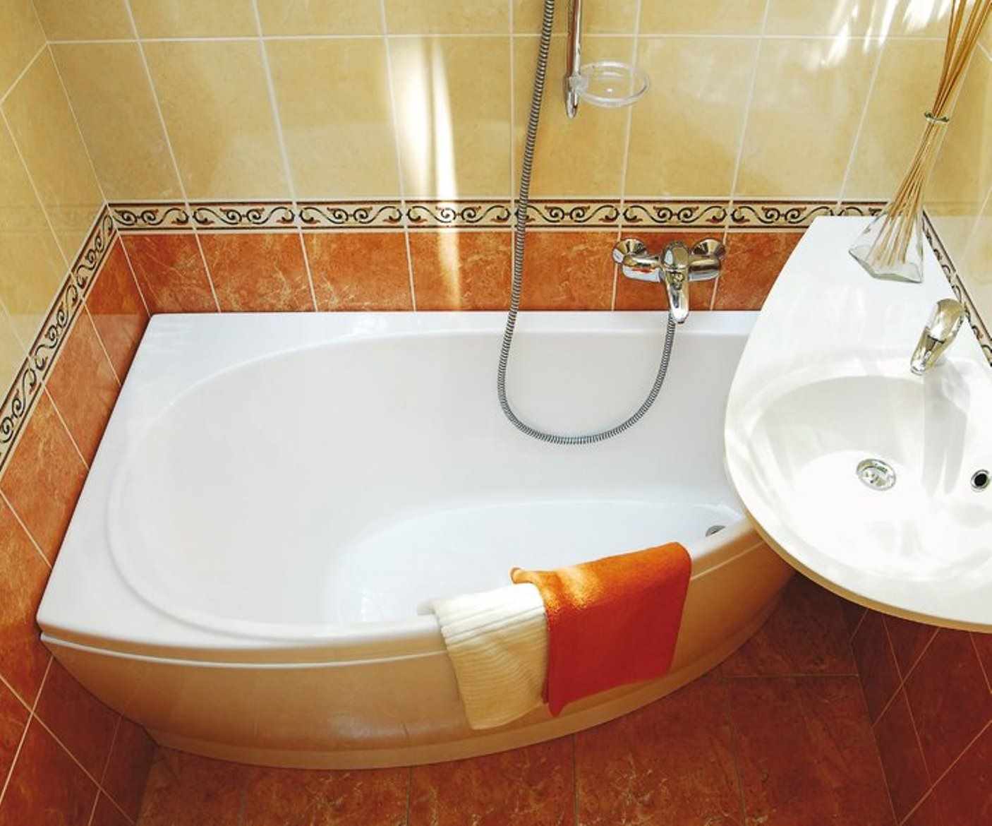 вариант яркого стиля ванной комнаты с угловой ванной