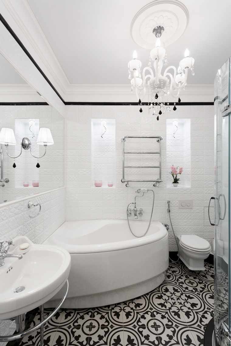 идея светлого декора ванной комнаты с угловой ванной