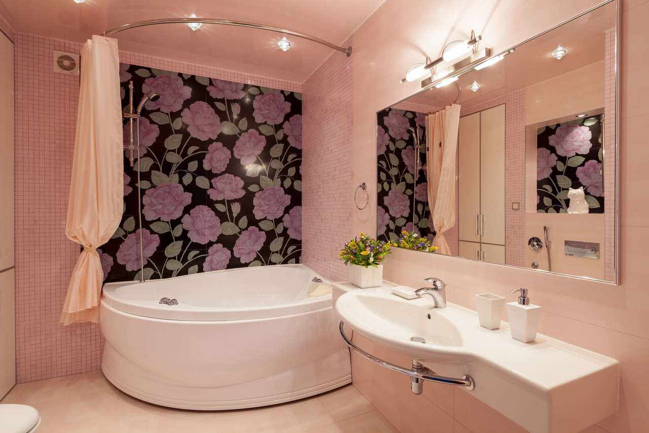 идея яркого интерьера ванной комнаты с угловой ванной