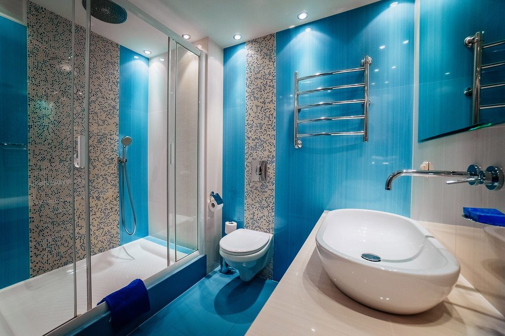 Голубой цвет в дизайне современной ванной