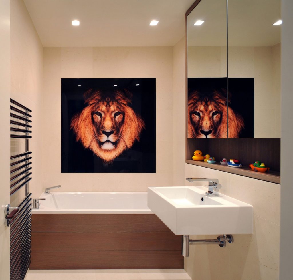 Картина льва на стене ванной комнаты