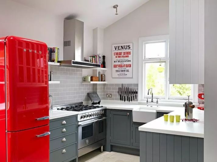 Красный холодильник в интерьере кухни частного дома