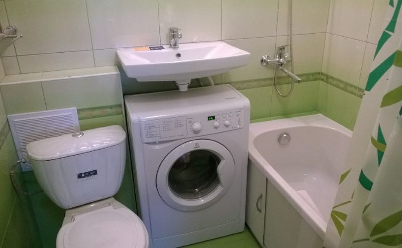 Место для стиральной машинки в малогабаритной ванной