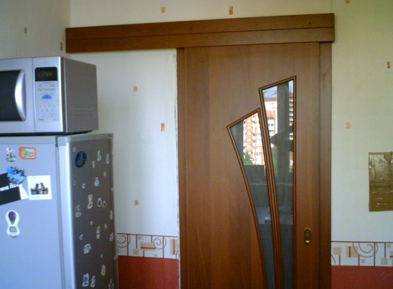 Сдвижная дверь в малогабаритной кухне