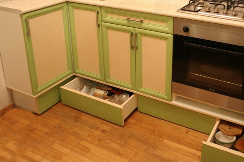 Кухонная мебель с выдвижными ящиками