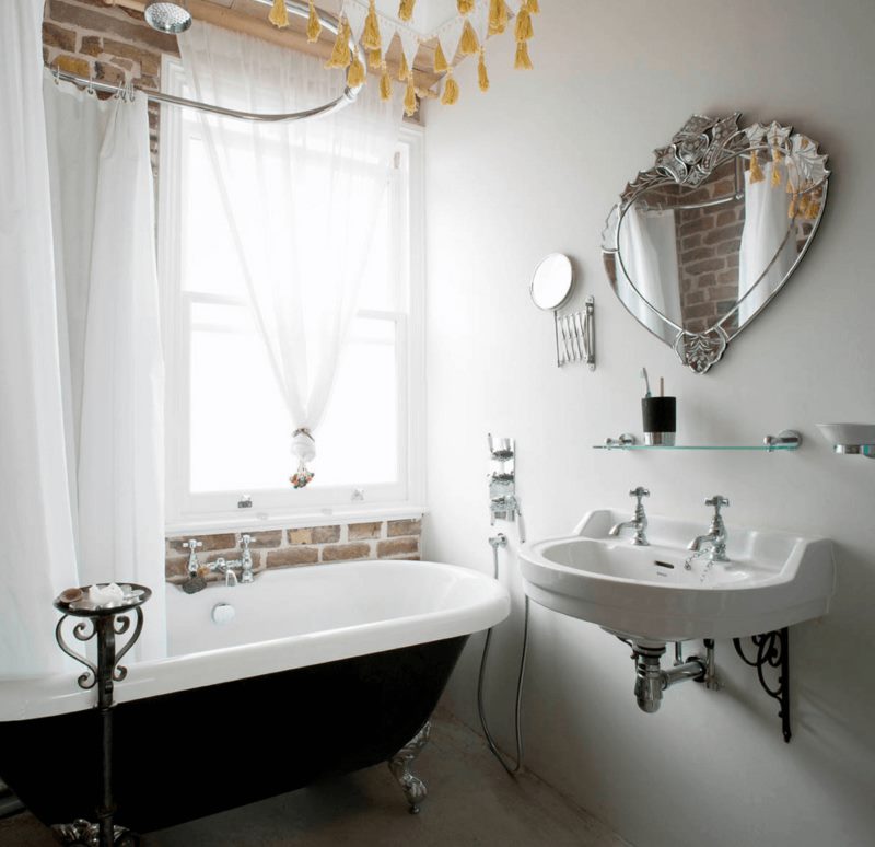 Светлая ванная комната с окном и зеркалом
