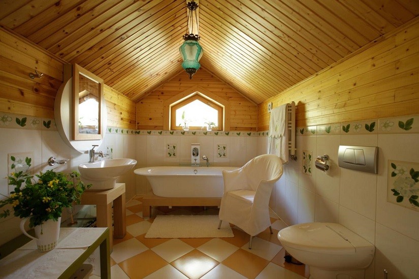 Просторная ванная комната в доме из дерева