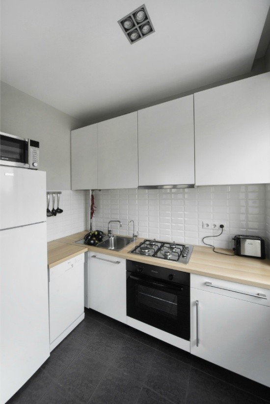 Белая кухня небольшой площади в стиле минимализма
