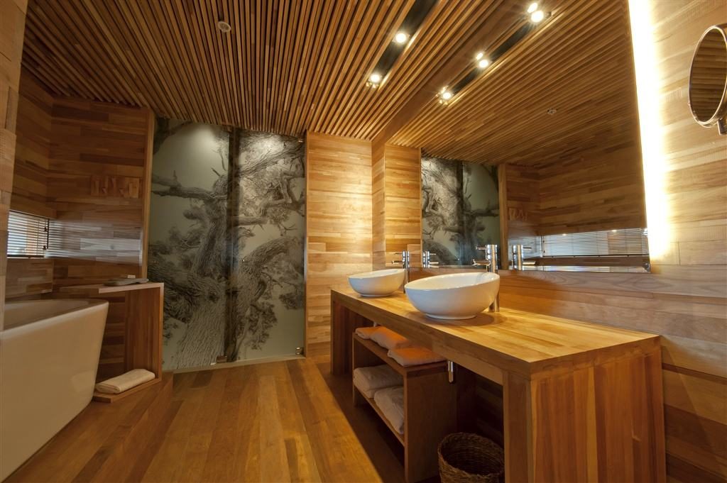 Деревянные рейки на потолке в ванной комнате