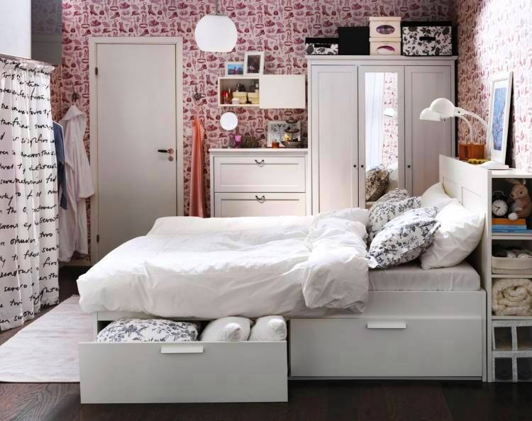 Белая кровать с ящиками в спальне площадью в 10 квадратов