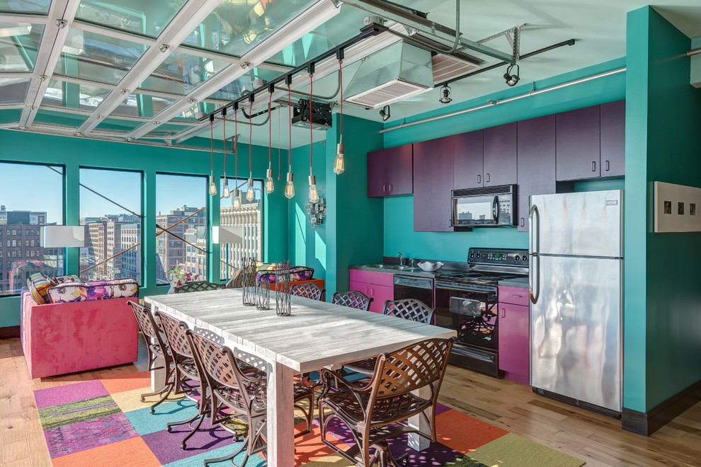 Кухонная мебель с фасадами фиолетового цвета разного оттенка