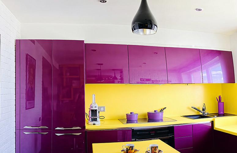 Желтый фартук в интерьере кухни с фиолетовой мебелью