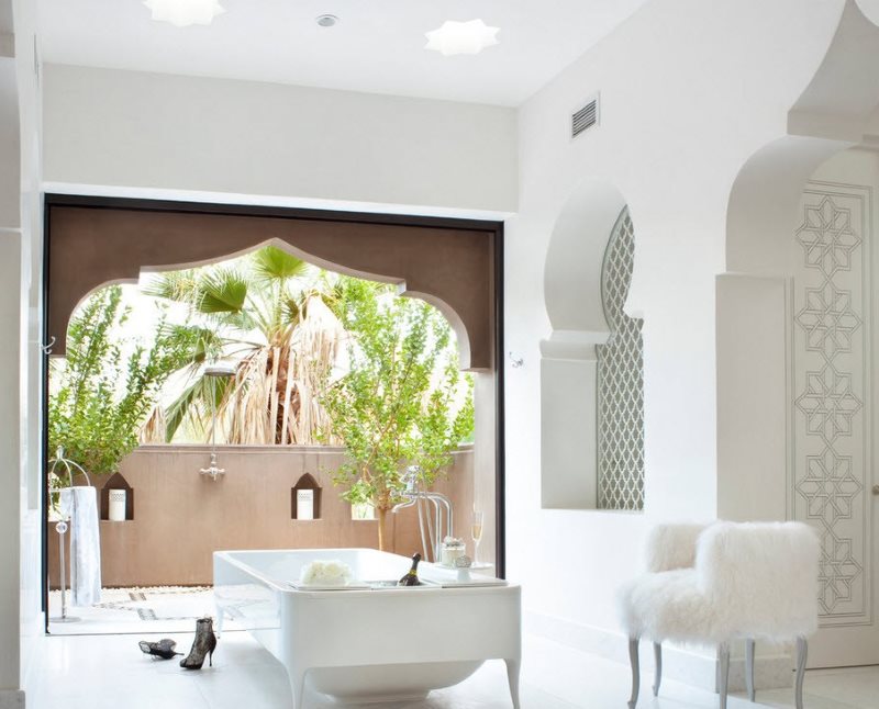 Светлая ванная с арками в арабском стиле