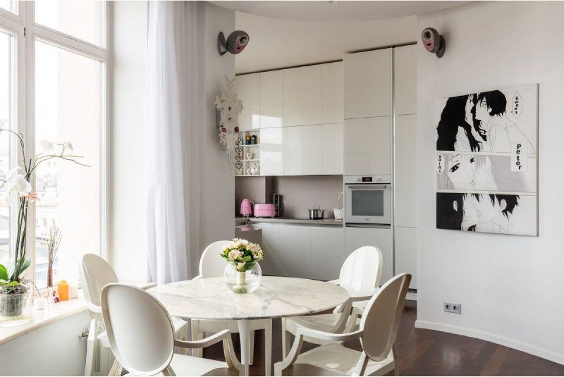 Белая мебель кухни с пластиковыми фасадами