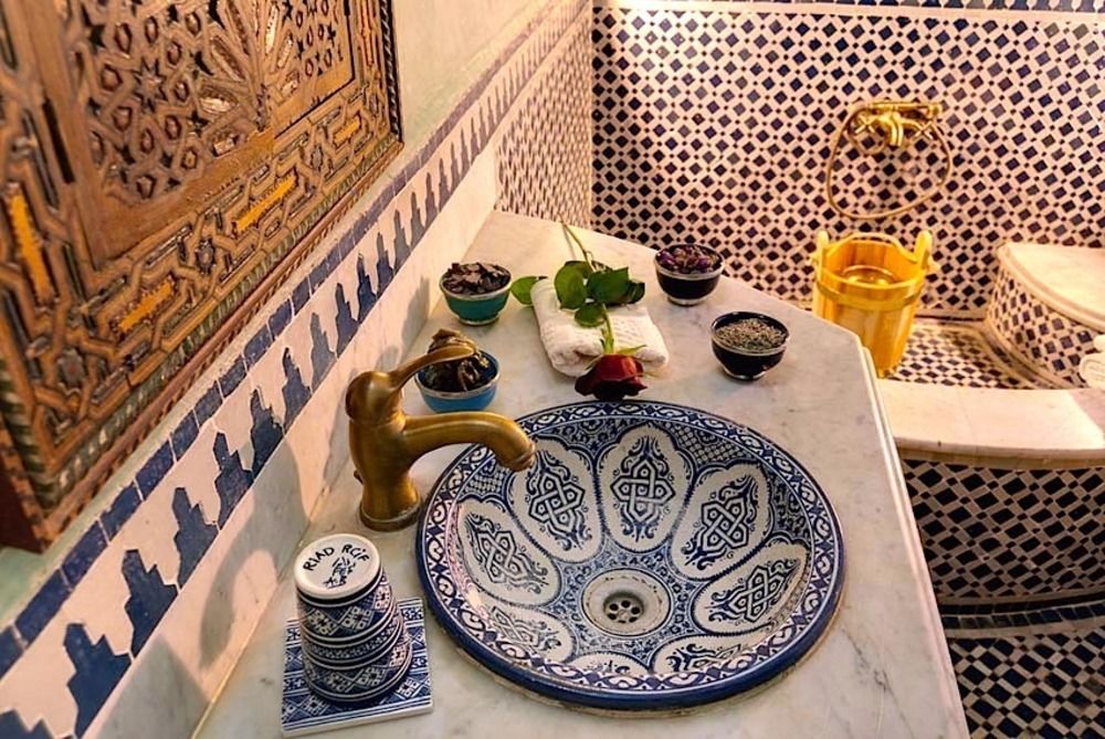 Керамическая раковина в ванной арабского стиля