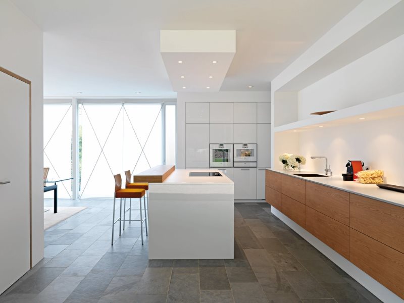 Белые стены кухни с панорамными окнами