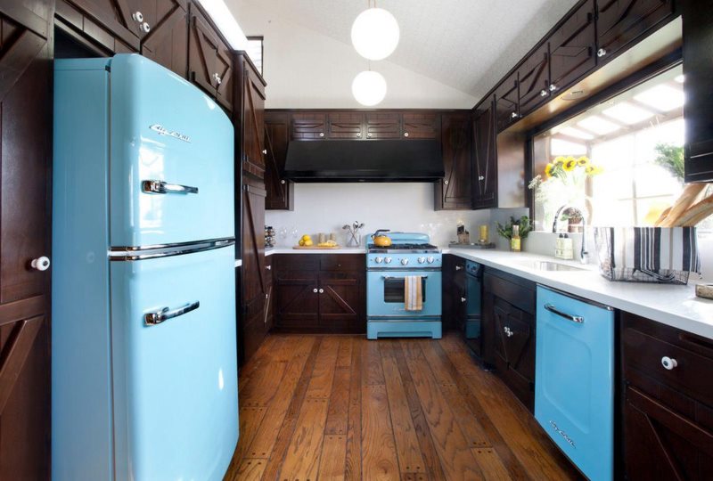 Голубой холодильник с пузатыми дверцами на кухне в стиле ретро