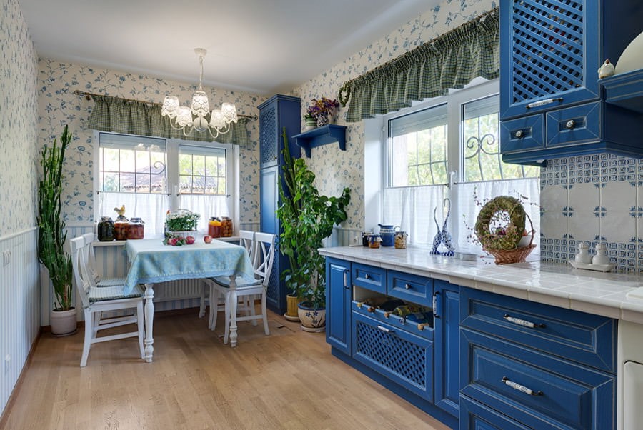 Линейная кухня с мебелью синего цвета