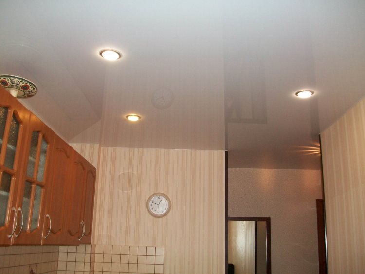 Натяжной потолок кухни со встроенными светильниками