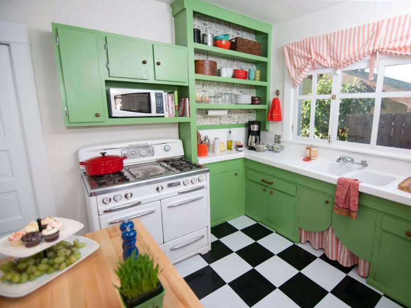 Зеленые фасады Г-образной кухни в стиле ретро