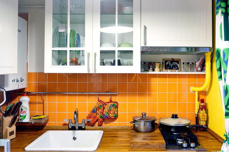Оранжевый фартук в интерьере небольшой кухни