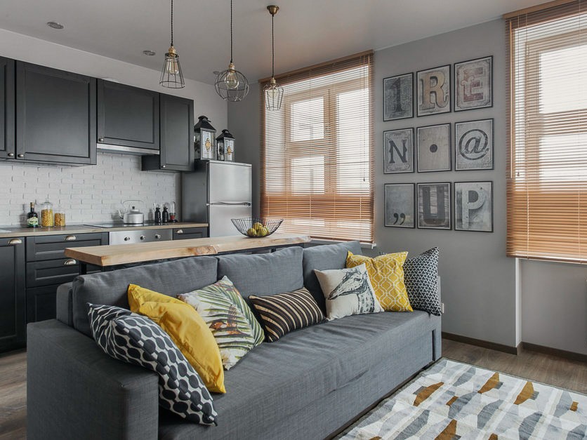 Серый диван прямого типа в кухне-гостиной