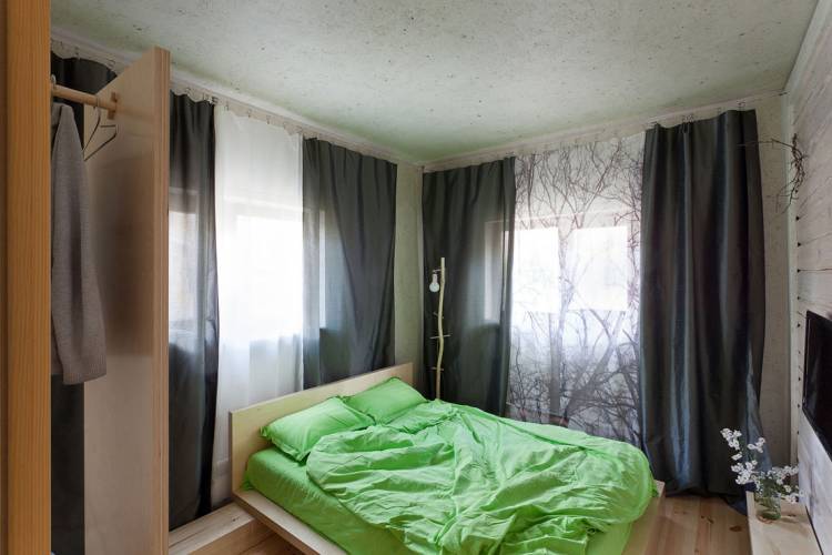 спальня с двумя окнами декор идеи
