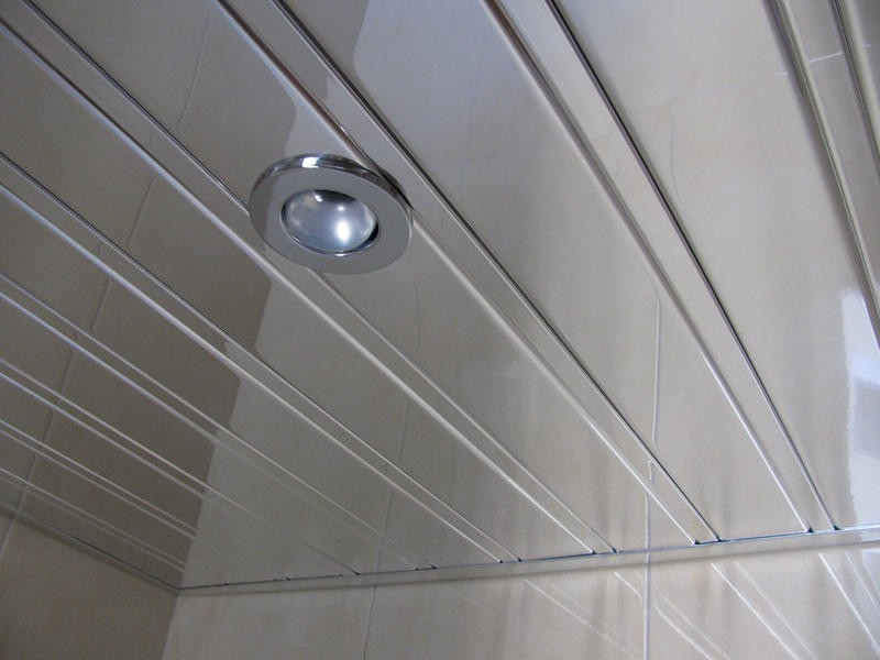 Блестящая поверхность подвесного потолка из алюминиевых реек