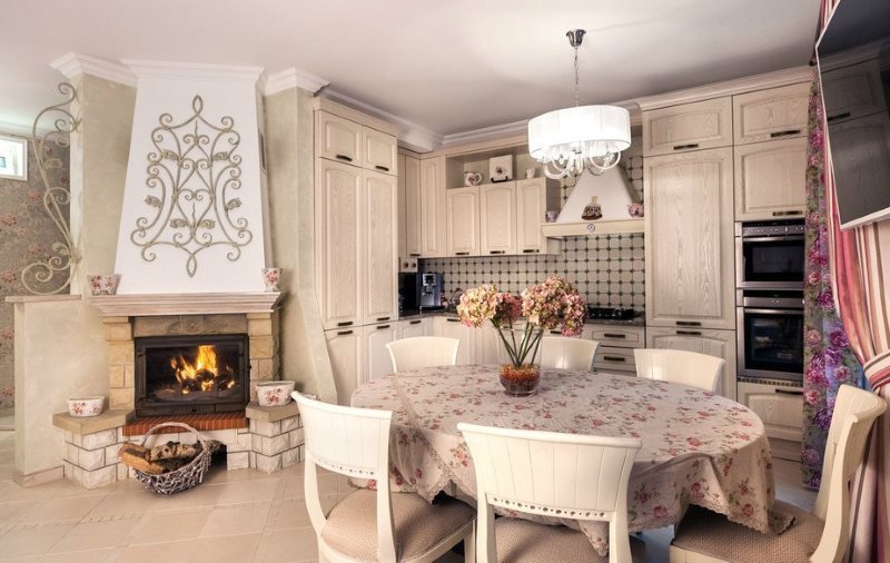 Интерьер кухни-гостиной в стиле прованс с камином