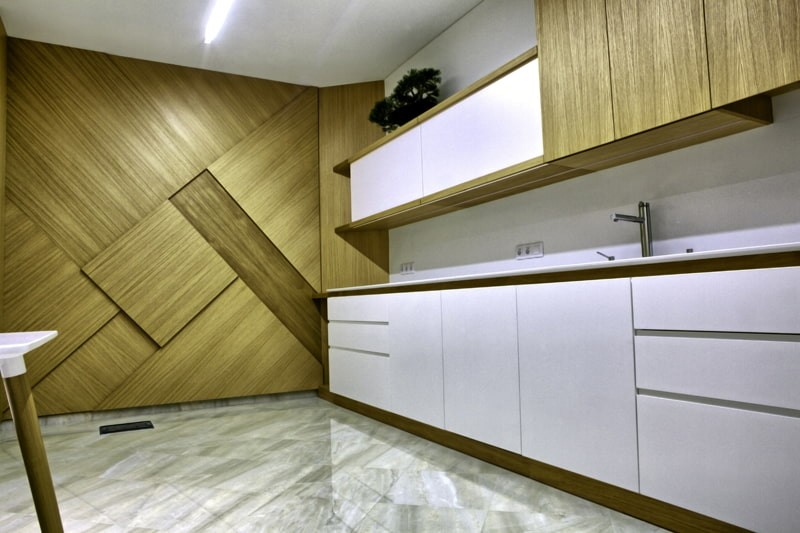 Выделение акцентной стены кухни листовыми панелями из МДФ