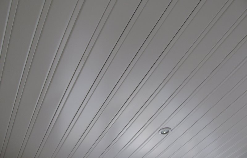 Белая поверхность реечного потолка в ванной комнате