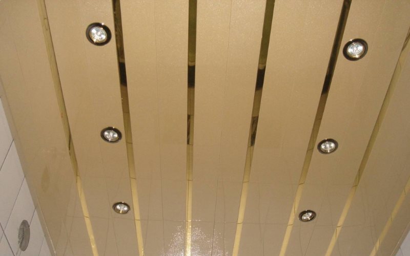 Рейки ПВХ на потолке санузла в городской квартире