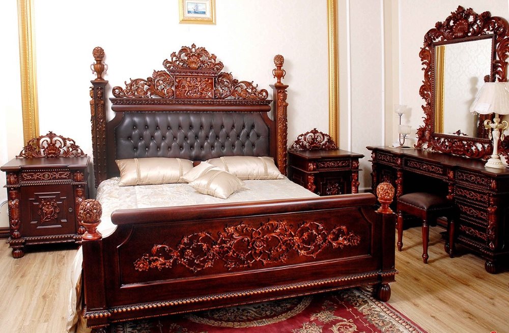 Роскошная кровать из красного дерева в спальне индийского стиля