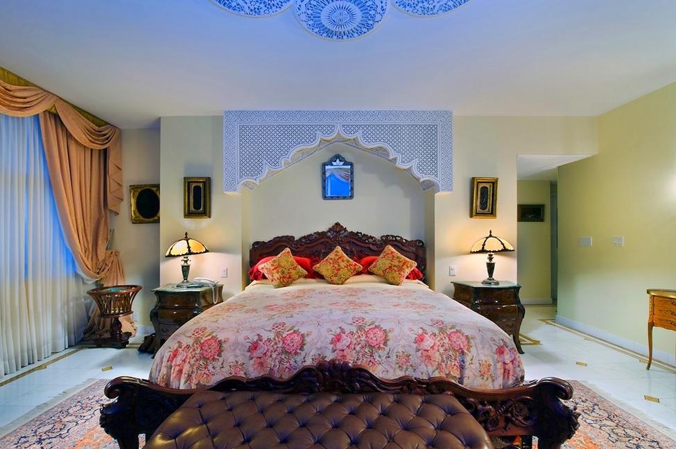Большая кровать в спальне восточного стиля