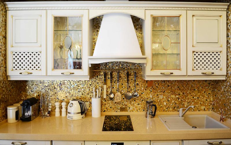 Декор классической кухни позолоченной мозаикой