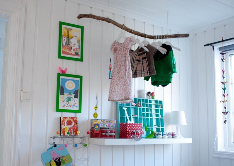 Вешалка-ветка для одежды в детской комнате