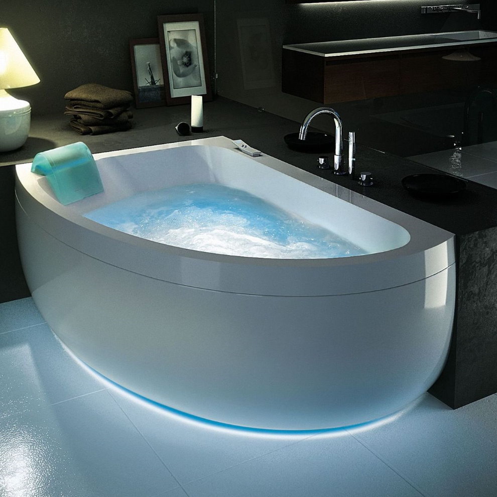 Угловая чугунная ванна со встроенной подсветкой