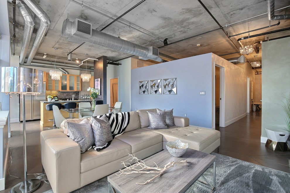 Серый потолок в зале квартиры-студии