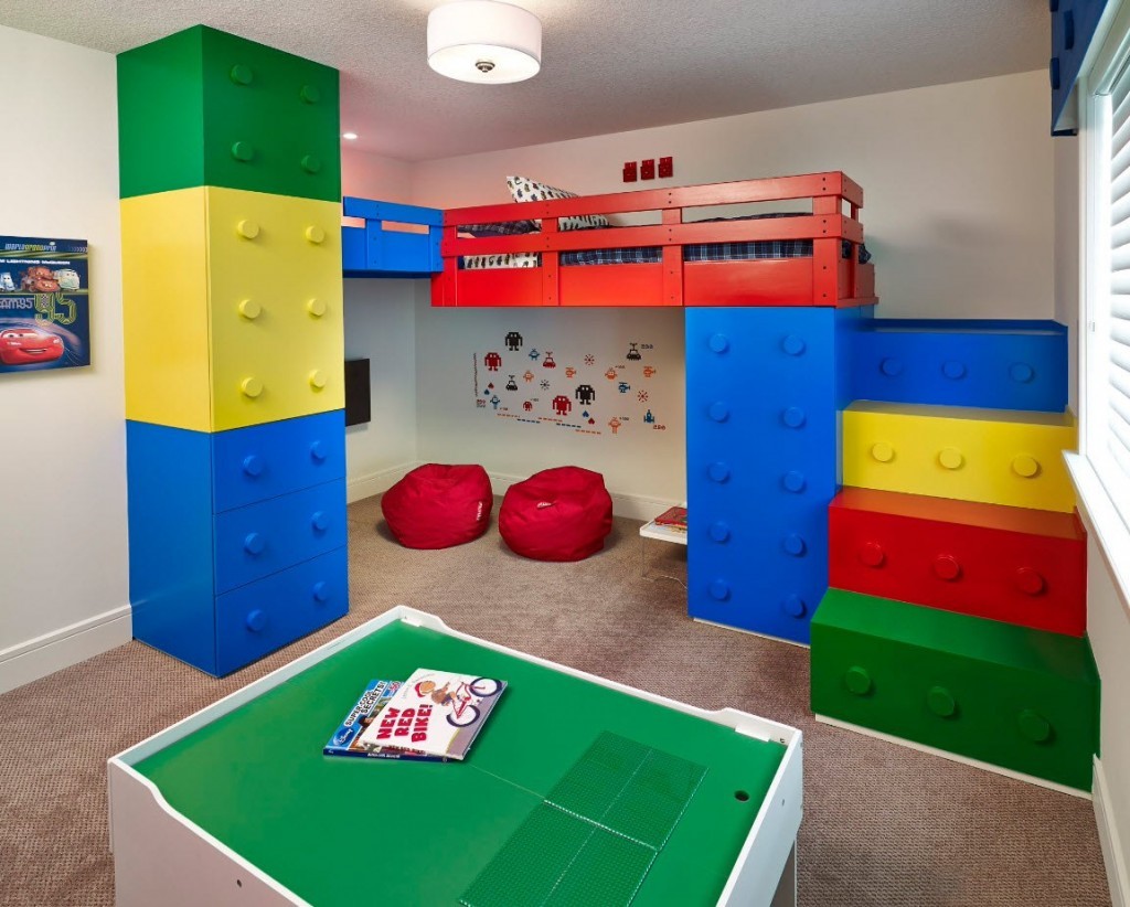 Детская мебель в стиле лего в комнате мальчика