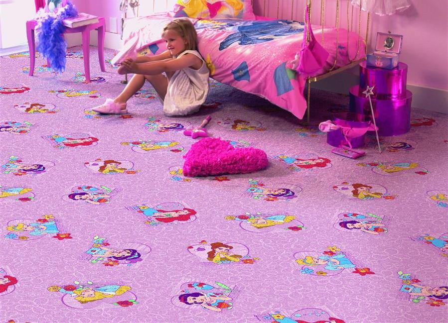 Маленькая девочка на ковролине приятной расцветки