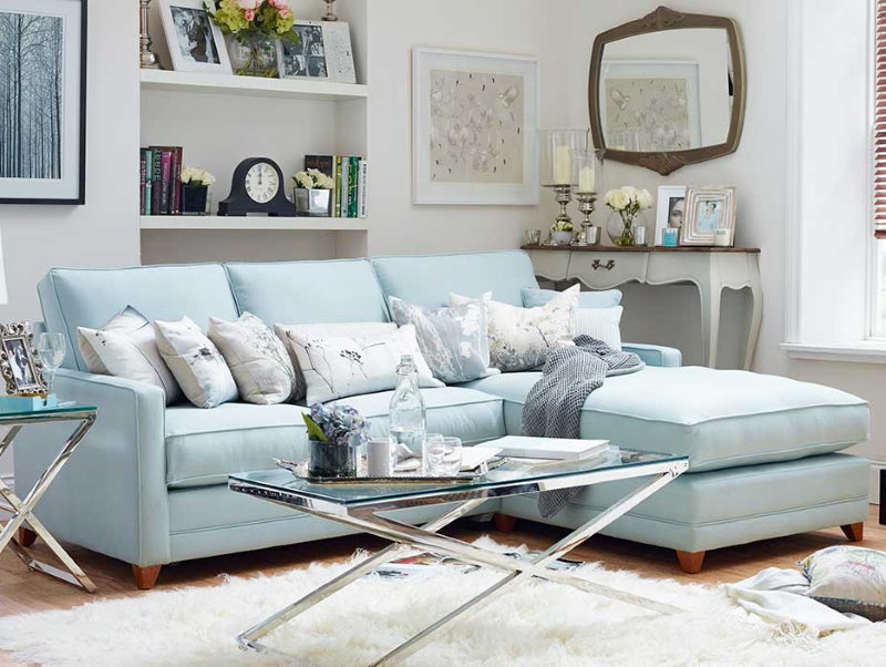 Светло-синий диван в гостиной частного дома