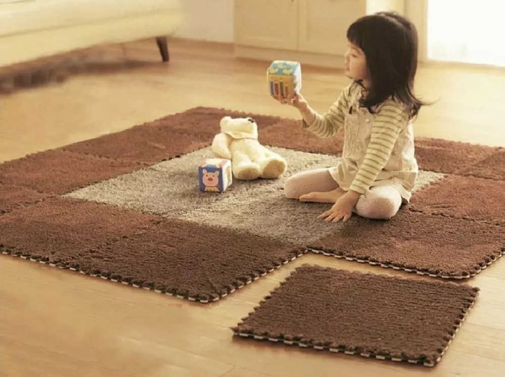 Девочка с длинными волосами на модульном ковре