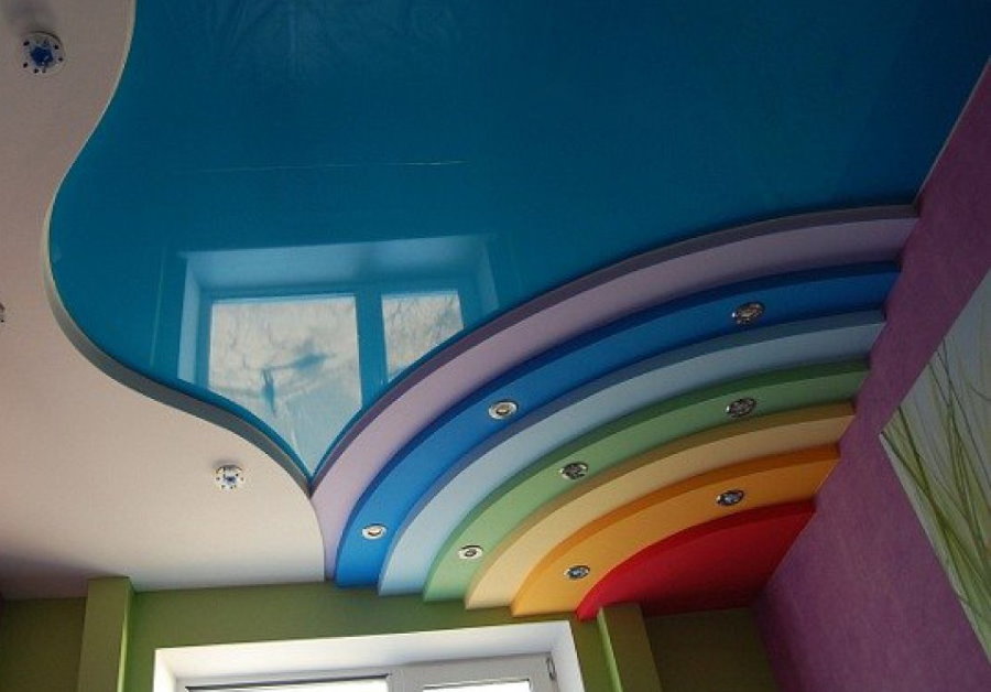 Комбинированный потолок в виде радуги в детской спальне