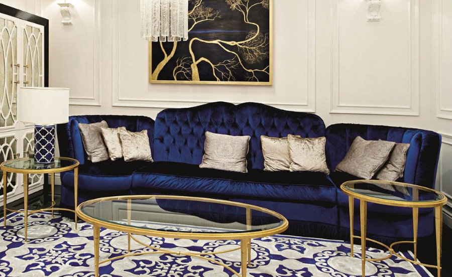 Синий диван в интерьере гостиной стиля арт деко