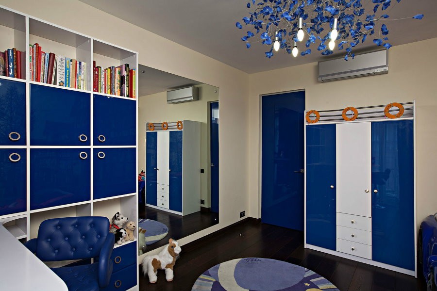 Сине-белая мебель в комнате школьника