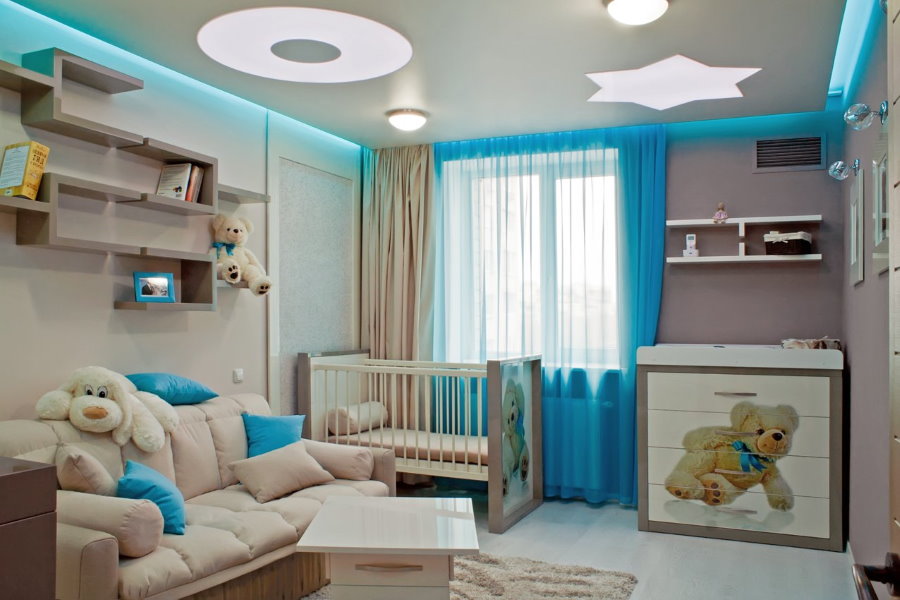 Голубые занавески в комнате с кроваткой для младенца